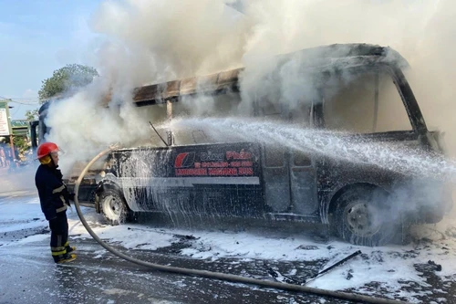 Xe chở khách 29 chỗ ngồi bốc cháy dữ dội khi đang lên dốc Chương Dương Độ