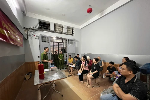 Kiểm tra, hướng dẫn khắc phục an toàn cháy, nổ chung cư “mi ni” tại xã Tân Triều trong đêm