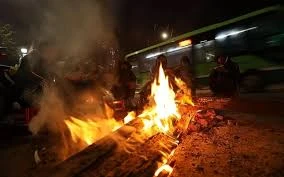 Cảnh báo hành vi tự ý đốt lửa sưởi ngoài đường 