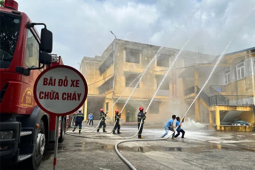 Giảng viên, cán bộ trường đại học tham gia diễn tập phương án chữa cháy và cứu nạn cứu hộ