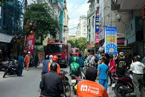 Xử lý nhanh đám cháy trên tầng thượng ngôi nhà ở quận Cầu Giấy