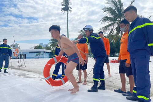 Cảnh sát hướng dẫn cách nhận biết dấu hiệu đuối nước và kỹ năng cứu nạn 