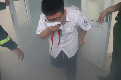  Học sinh trải nghiệm kỹ năng thoát nạn trong môi trường khói, khí 
