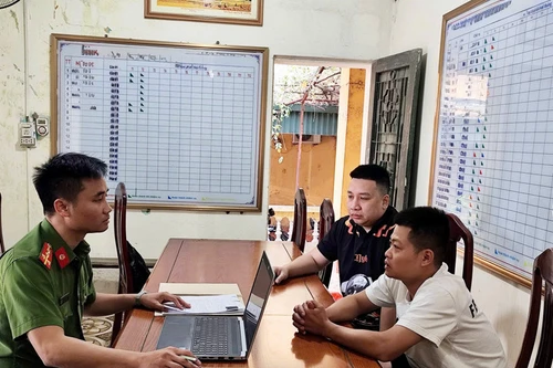 Vận động đối tượng trốn truy nã ở Campuchia về đầu thú