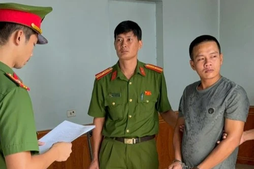 Nhẫn tâm hành hạ con đẻ