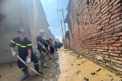 Lính cứu hỏa tiếp tục huy động lực lượng, phương tiện hỗ trợ nhân dân khắc phục hậu quả sau bão lũ