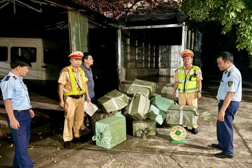 Phát hiện xe ô tô chở lòng lợn không rõ nguồn gốc