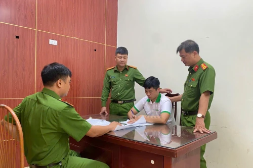 Đối tượng truy nã lén lút mò về nhà