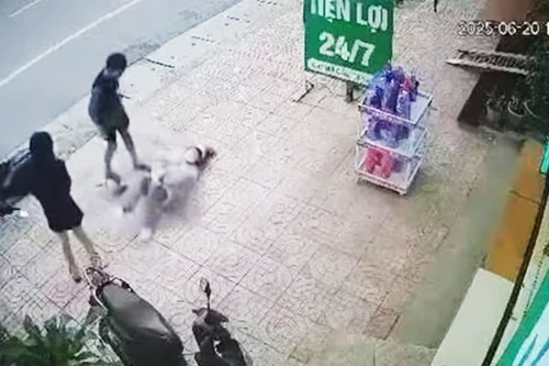 Xác minh clip đối tượng hành hung 2 cô gái trên vỉa hè tại huyện Hiệp Hòa, tỉnh Bắc Giang