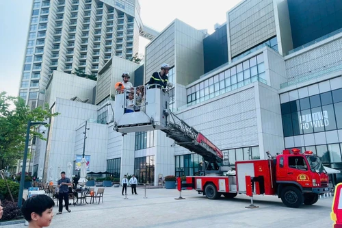 “Trải nghiệm - Thực hành PCCC” tại Trung tâm thương mại LOTTE Tây Hồ