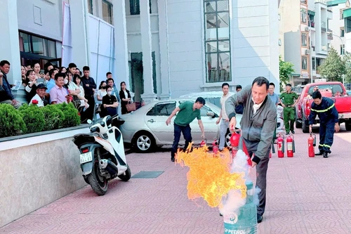 Hàng trăm cư dân tổ hợp Housinco Tân Triều thực hành chữa cháy, thoát nạn