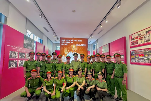 Công an phường Tây Hồ tiếp lửa truyền thống tại Bảo tàng Công an Hà Nội