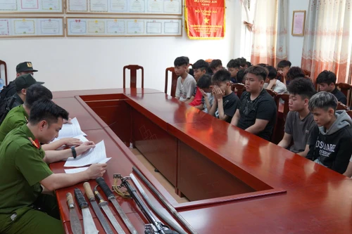 Xử lý nhóm đối tượng mang dao kiếm gây rối trật tự công cộng