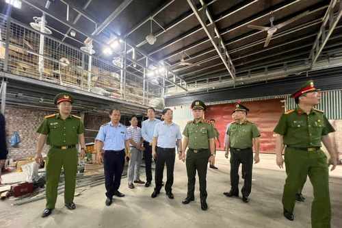 Giám đốc Công an thành phố Hà Nội kiểm tra hoạt động sản xuất, kinh doanh và công tác đấu tranh chống hàng lậu tại xã La Phù