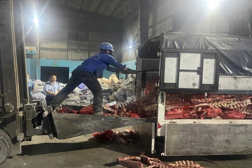 Công an xã Vĩnh Thanh phát hiện cơ sở kinh doanh thực phẩm không rõ nguồn gốc