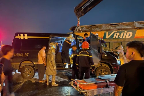 Kịp thời cứu nạn người mắc kẹt trong xe ô tô lúc rạng sáng