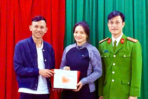 Công an hỗ trợ trả lại 5 tỷ đồng cho công dân