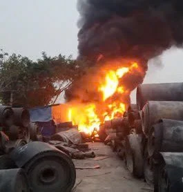Đốt phế liệu cháy sang xưởng sản xuất con lăn cao su ở Thanh Trì