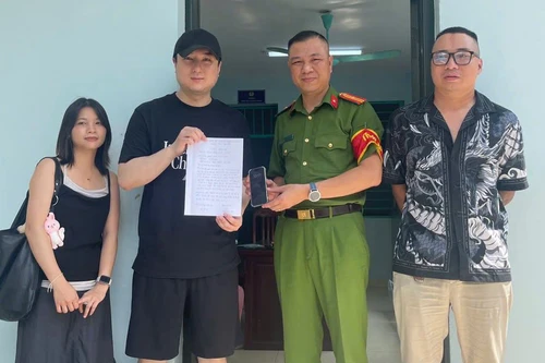 Công an phường Tây Hồ hỗ trợ du khách nước ngoài tìm lại tài sản