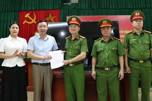 Thưởng "nóng" cho lực lượng truy bắt nhanh đối tượng cướp "xe ôm"