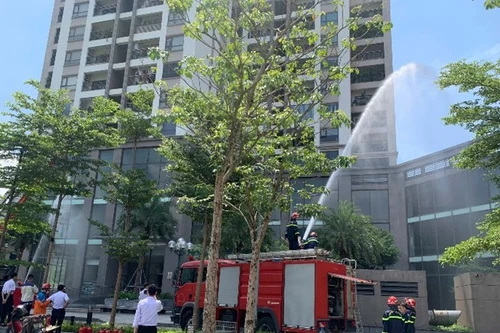 Xử lý nhanh vụ cháy giả định tại tầng 4 toà nhà cao tầng