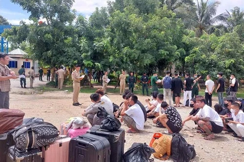 Tiếp nhận nhiều đối tượng liên quan đường dây lừa đảo qua mạng tại Campuchia