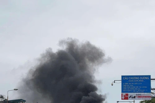 Cột khói đen bốc cao tại khu vực cầu Chương Dương do đốt rác