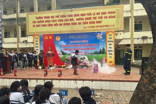 Hơn 1.600 học sinh trải nghiệm thoát nạn trong hỏa hoạn