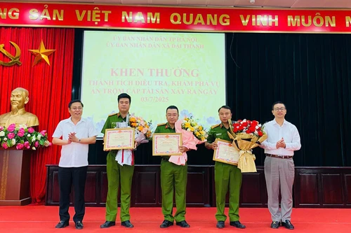 Khen thưởng Công an xã Đại Thanh kịp thời điều tra, khám phá vụ trộm cắp tài sản