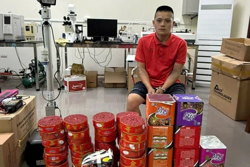 Bắt đối tượng tàng trữ hàng cấm