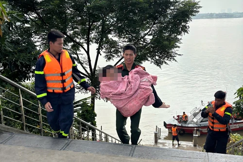 Kịp thời cứu nạn an toàn một phụ nữ nhảy xuống sông Hồng