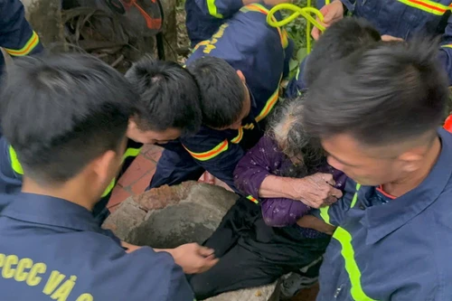 Giải cứu cụ bà gần 90 tuổi rơi xuống giếng