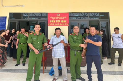 Công an xã Vĩnh Thanh tiếp nhận 2 khẩu súng tự chế, 7 vũ khí thô sơ