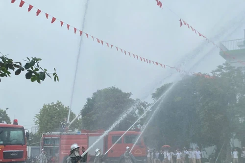 Xử lý vụ cháy giả định từ tình huống chập điện tại lớp học 