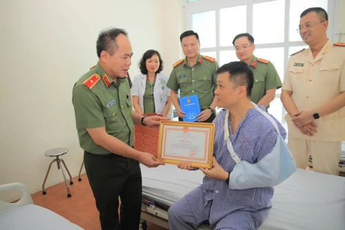 Giám đốc Công an Hà Nội thăm, động viên cán bộ bị thương trong khi chữa cháy tại quận Nam Từ Liêm