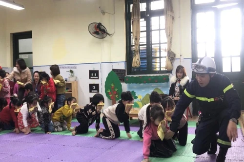 Hơn 350 học sinh trải nghiệm thoát nạn trong đám cháy