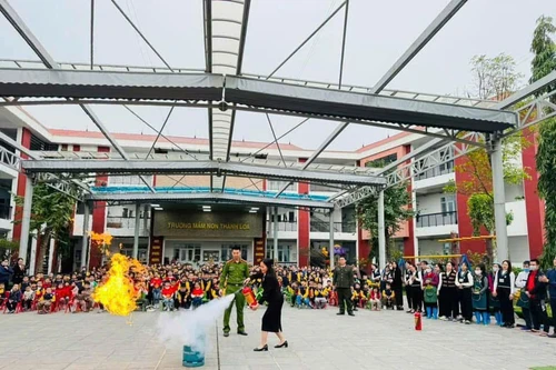 Hơn 600 giáo viên và học sinh mầm non trải nghiệm thoát nạn trong môi trường hoả hoạn