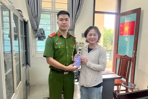 Công an xã Quang Minh trao trả tài sản cho du khách nước ngoài