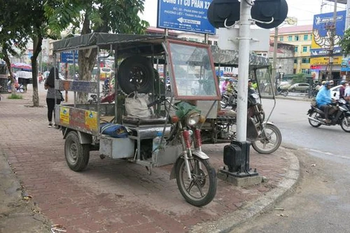 Cảnh sát giao thông Hà Nội xử lý việc giả danh thương binh điều khiển xe ba, bốn bánh tự chế