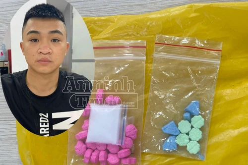 Bị công an bắt khi đang đợi khách giao ma túy