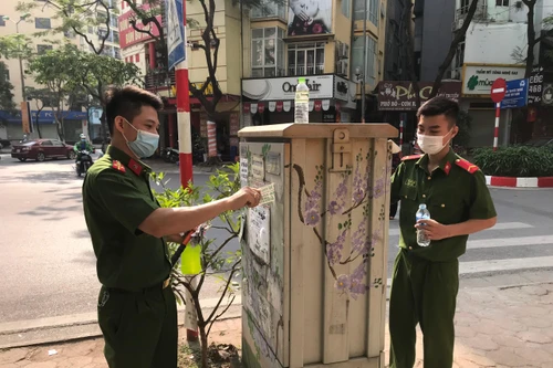 Bóc gỡ tờ rơi, biển quảng cáo, trả lại cảnh quan đô thị đẹp chào SEA Games 31