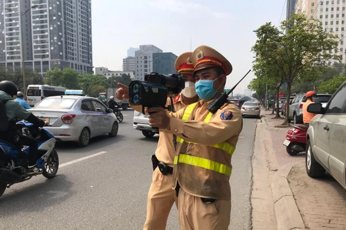 'Bắt bài' xe khách, chặn 'mầm' vi phạm khi kỳ nghỉ lễ đang cận kề
