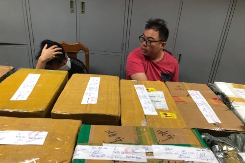 Nam thanh niên giỏi tiếng Trung Quốc, bắt tay người bản địa buôn lậu thuốc lá 