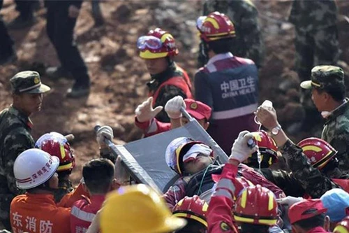 Vụ lở đất ở Trung Quốc: Sống sót "thần kỳ" sau 3 ngày bị vùi lấp trong đống đổ nát