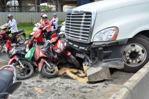 Container "điên" húc văng nhiều phương tiện trên xa lộ 