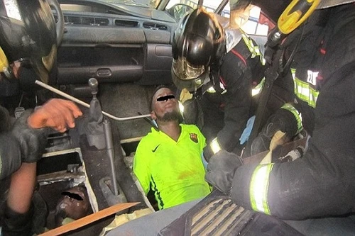 Phá sàn xe giải cứu 4 người di cư sắp ngạt thở