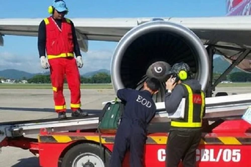 Tưởng bom trên máy bay hóa ra... đồ chơi tình dục