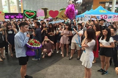 Chỉ sau 2 phút, người Trung Quốc cướp sạch "trái tim" bưởi