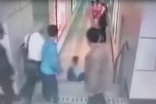 Video kẻ trốn truy nã ngã dúi dụi vì bị ngáng chân