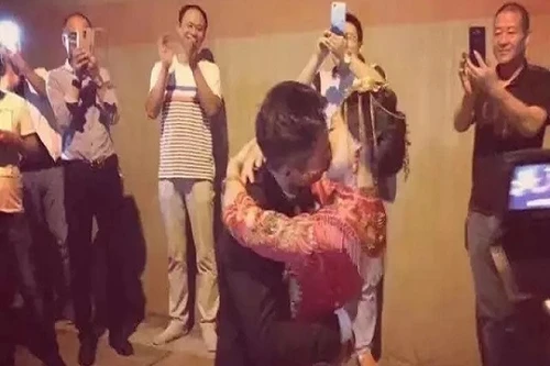 Tắc đường, cô dâu chú rể kết hôn trong đường hầm